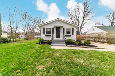192 Sunset Rd, Avon Lake, OH 44012