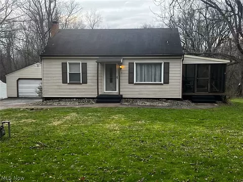 1965 Hubbard Thomas Rd, Hubbard, OH 44425