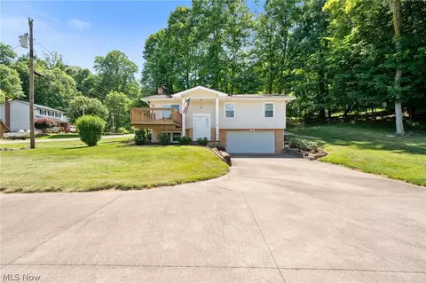 63 W Mohawk Dr, Malvern, OH 44644
