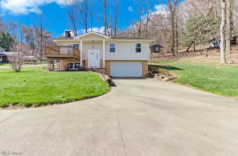 63 W Mohawk Dr, Malvern, OH 44644