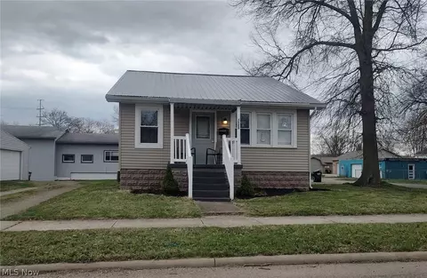 1305 Eastport Ave, Uhrichsville, OH 44683