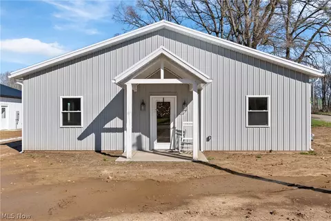 515 Pine St NW, Beach City, OH 44608