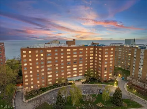 11820 Edgewater Dr #915, Lakewood, OH 44107