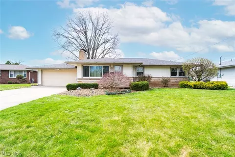 2739 Algonquin Dr, Poland, OH 44514