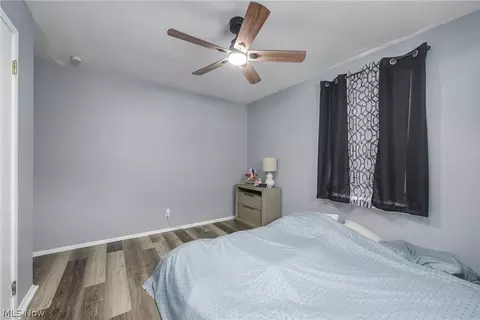 Bedroom - 572 Bell Ave, Elyria, OH 44035 photo 3 of 5