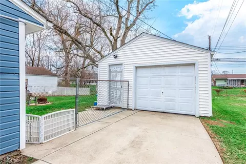 Exterior - 572 Bell Ave, Elyria, OH 44035 photo 3 of 8
