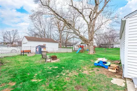 Exterior - 572 Bell Ave, Elyria, OH 44035 photo 4 of 8