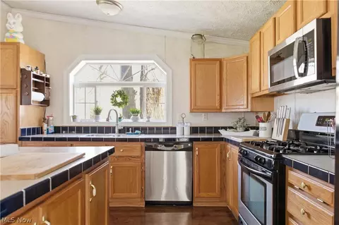 Kitchen - 898 Longshadow Dr, Roaming Shores, OH 44084 photo 1 of 4