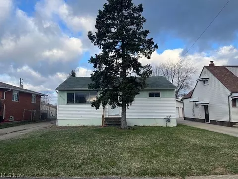 6330 Stonecrest Dr, Brook Park, OH 44142