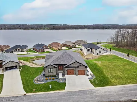 2645 Waters Edge Dr, Columbiana, OH 44408