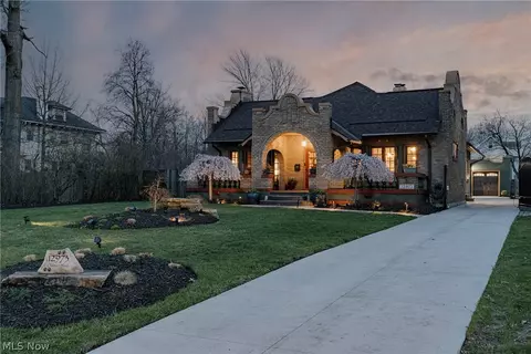 12973 Clifton Blvd, Lakewood, OH 44107