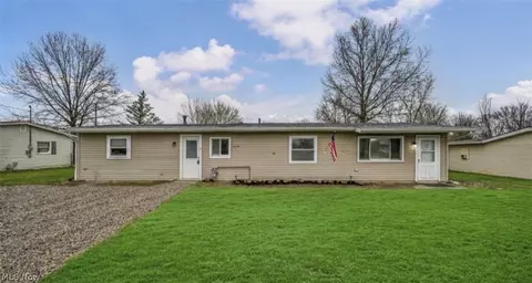 12114 National Dr, Grafton, OH 44044