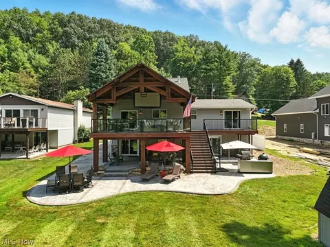 196 E Mohawk Dr, Malvern, OH 44644