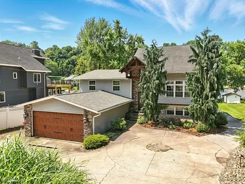 196 E Mohawk Dr, Malvern, OH 44644 photo 2