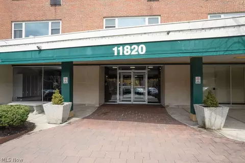 11820 Edgewater Dr #110, Lakewood, OH 44107