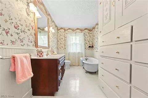 Bath - 170 E Beech St NE, Alliance, OH 44601 photo 3 of 4