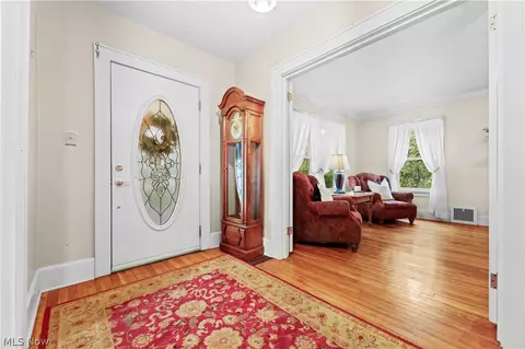 Entry Way - 170 E Beech St NE, Alliance, OH 44601 photo 2 of 5
