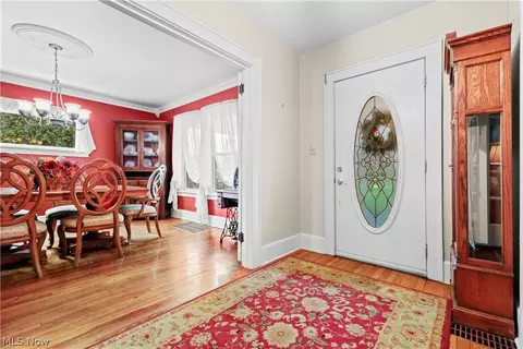 Entry Way - 170 E Beech St NE, Alliance, OH 44601 photo 3 of 5