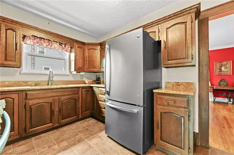 Kitchen - 170 E Beech St NE, Alliance, OH 44601 photo 3 of 3