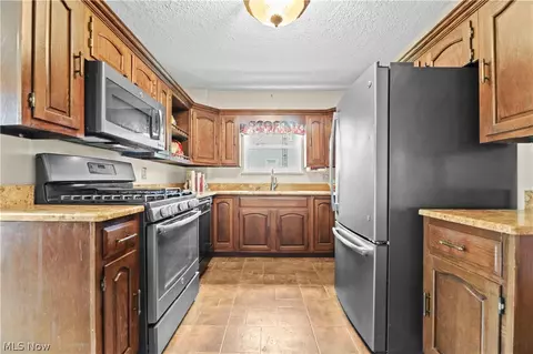Kitchen - 170 E Beech St NE, Alliance, OH 44601 photo 2 of 3