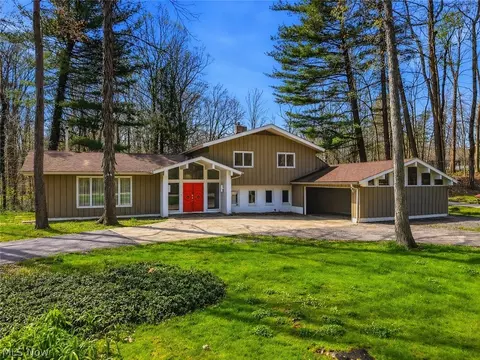 6055 Deepwood Dr, Chagrin Falls, OH 44022