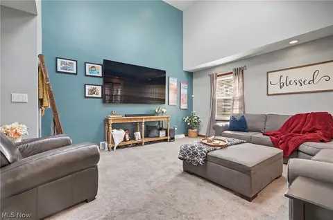 Living - 350 Ingram Dr, Boardman, OH 44512 photo 2 of 3