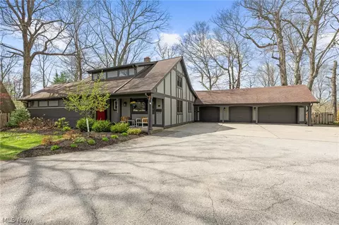 22235 Arbor Cliff Ln, Rocky River, OH 44116