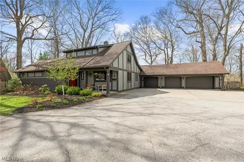 22235 Arbor Cliff Ln, Rocky River, OH 44116