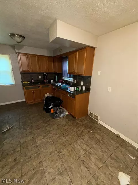 654 E 240 St, Euclid, OH 44123 photo 9