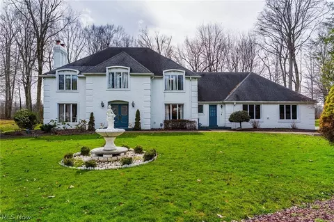 1969 Twin Oaks Dr, Girard, OH 44420