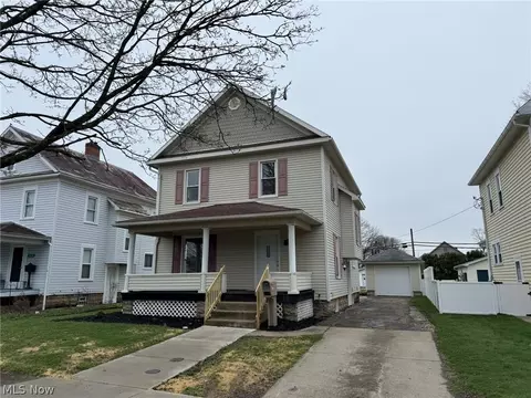 728 Oak St NW, New Philadelphia, OH 44663