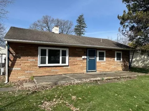 220 Carnegie Ave, Austintown, OH 44515