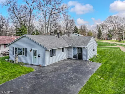 4865 Robinwood Dr, Mentor, OH 44060