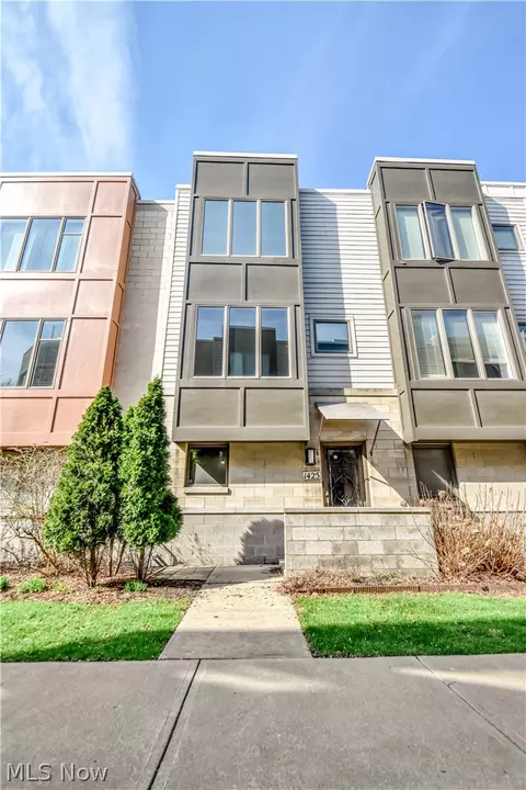 1425 Lindazzo Ave, Cleveland, OH 44114