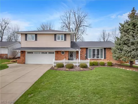 7712 Gerald Dr, Middleburg Heights, OH 44130