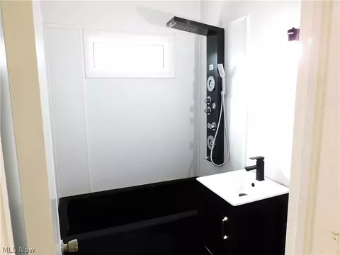 Bath - 1427 Union Ave, Ashtabula, OH 44004 photo 1 of 2
