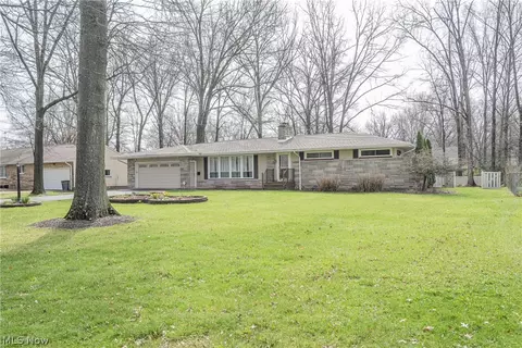 375 Sleepy Hollow Dr, Canfield, OH 44406
