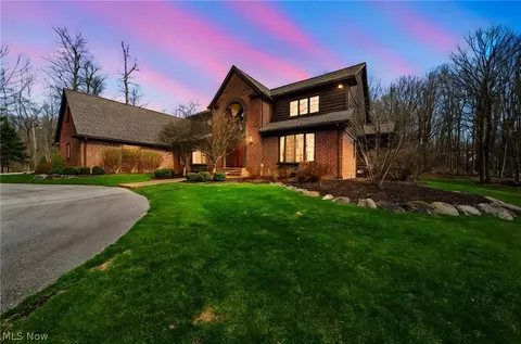 1255 Fox Hill Dr, Gates Mills, OH 44040