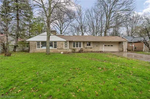 1081 Carver Rd, Cleveland Heights, OH 44112