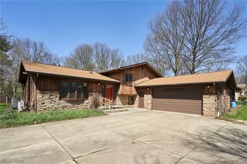 3574 Antoinette Dr, Cuyahoga Falls, OH 44223