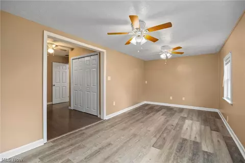 Living - 547 Willow Park Rd, Elyria, OH 44035 photo 6 of 7