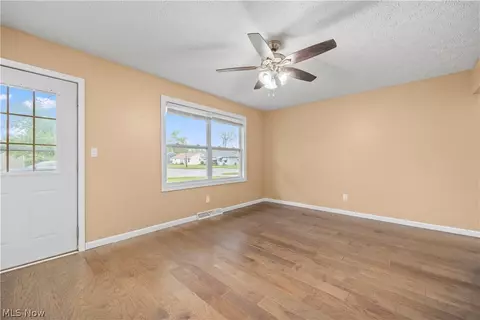 Living - 547 Willow Park Rd, Elyria, OH 44035 photo 2 of 7