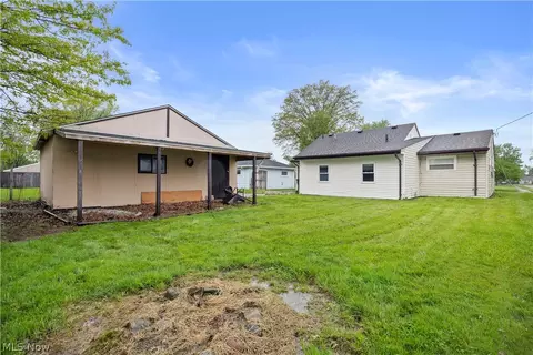 Exterior - 547 Willow Park Rd, Elyria, OH 44035 photo 5 of 7