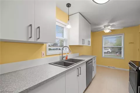 Kitchen - 547 Willow Park Rd, Elyria, OH 44035 photo 5 of 5