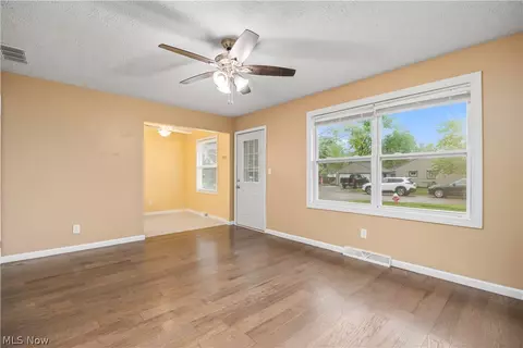 Living - 547 Willow Park Rd, Elyria, OH 44035 photo 4 of 7