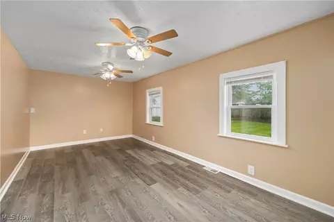 Living - 547 Willow Park Rd, Elyria, OH 44035 photo 5 of 7