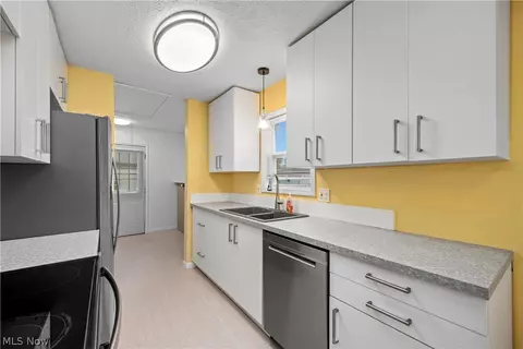 Kitchen - 547 Willow Park Rd, Elyria, OH 44035 photo 2 of 5