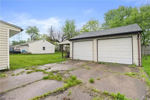 Exterior - 547 Willow Park Rd, Elyria, OH 44035 photo 2 of 7