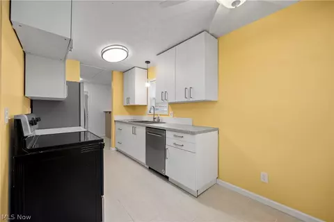 Kitchen - 547 Willow Park Rd, Elyria, OH 44035 photo 1 of 5