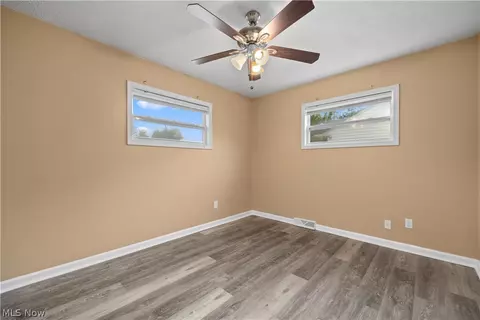 Bedroom - 547 Willow Park Rd, Elyria, OH 44035 photo 2 of 4